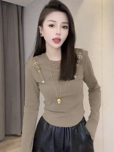 เสื้อยืดคอกลมแขนยาวทรงสลิมฟิตสไตล์ฝรั่งเศสย้อนยุคเซ็กซี่สำหรับผู้หญิง เสื้อยืดคอกลมทรงสลิมฟิตสำหรับผู้หญิง ฤดูใบไม้ร่วง 2024