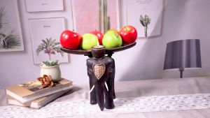 ถาดผลไม้ ข้างถือจานอยู่บนหลัง ถาดไม้ของตกแต่งห้อง ถาดไม้แกะสลัก ถาดเอนกประสงค์ ถาดไม้สีดำทรงช้างประดับโต๊ะน้ำชา