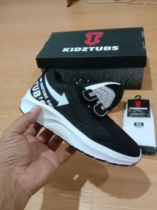 KIDZTUBS: Sepatu Warna Hitam Murah & Tali Perekat Rekat