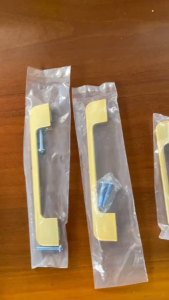 Tay nắm tủ gỗ tay nắm cửa 672 vàng nhẹ (kèm ốc)