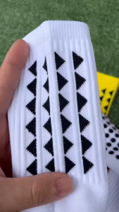 ถุงเท้าฟุตบอลกันลื่น ถุงเท้ากันลื่น anti slip sock สำหรับกีฬาฟุตบอล มี 5 สีให้เลือก ออกกำลังกาย