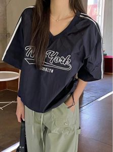 เสื้อยืดแขนสั้นคอวีสไตล์เกาหลี ทรงหลวม สไตล์ทำงาน ลายตัวอักษร แฟชั่นสตรีท สำหรับผู้หญิงวัย 18-24 ปี