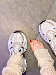 รองเท้าส้นแบนลำลองสำหรับผู้หญิงไซส์ใหญ่ 41-43 รองเท้ากีฬาแบบสวมหัวกลม พื้นรองเท้า PU ด้านในทำจากผ้า ทรงหัวมน ส้นต่ำ