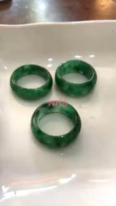 Nhẫn Nữ Đá Cẩm Thạch Xanh Đậm bóng đẹp Ni 18mm Cao 14mm Dầy 3mm có 380k/1 chiếc ạ