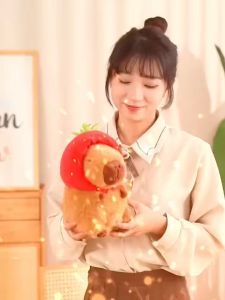 Thú nhồi bông capybara đội mũ dâu tây đáng yêu - Size từ 35cm đến 85cm - Quà tặng gấu bông capybara mang balô dâu tây trên lưng - Gối ôm chuột lang dễ thương cho bé.