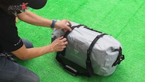 กระเป๋ากันน้ำติดท้ายรถมอเตอร์ไซค์ รุ่น 0701 แถมแผ่นดันทรงทุกใบ มองข้างล่าง