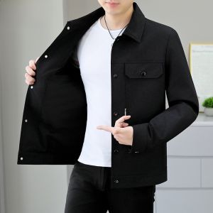 HENGYUANXIANG | แจ็คเก็ตผู้ชายทรงหลวมสไตล์เมืองลำลองฤดูใบไม้ผลิและฤดูใบไม้ร่วง ปกเสื้อเชิ้ต แขนยาว ปิดด้วยกระดุม ผ้าโพลีเอสเตอร์ 100%