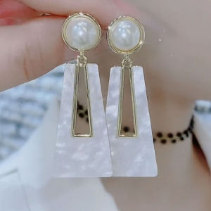 Qin Ruoyi Fashionable Geometric Alloy Earrings for Women with Exaggerated Web Red Face Slimming Long Ear Decorations Silver Pearl Clip New Trend