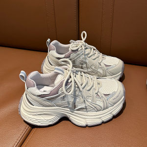 รองเท้าวิ่งลำลองสำหรับผู้หญิง พื้นตาข่ายระบายอากาศได้ดี ส้นหนา สวมใส่สบาย รองเท้าสปอร์ตแบบลำลอง ฤดูใบไม้ร่วง 2025 ใหม่