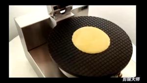 เครื่องทำวาฟเฟิลมัลติฟังก์ชั่นเชิงพาณิชย์ Cone Waffle Maker Machine 1200W