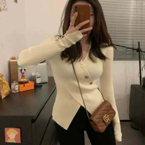 เสื้อสเวตเตอร์ถักคอวีทรงสลิมฟิตสำหรับผู้หญิง เสื้อชั้นในฤดูใบไม้ร่วง/ฤดูหนาว เสื้อชั้นในแบบมีสายคล้องไหล่ แขนยาว สีพื้น