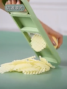 ThaiJOY เครื่องหั่นผักผลไม้ เครื่องหั่นผัก ที่สไลด์ผัก มัลติฟังค์ชั่น ใบมีดสแตนเลส ที่ขูดผัก มี5ใบมีด ที่ปอกมะละกอที่ขูดมะละกอที่ขูดเส้นมะละกอ เส้นสวย ความหนาสม่ำเสมอ