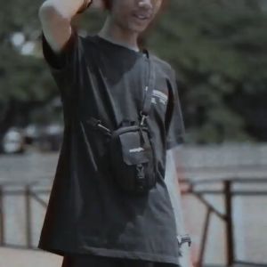 Tas Selempang TASHI Hitam: Desain Modern & Fungsional