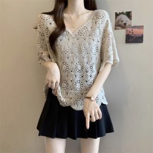 WANGGONGZHU | เสื้อเชิ้ตคอวีลูกไม้โปร่งบางฤดูร้อนสำหรับผู้หญิงไซส์ใหญ่ แขนสั้นสไตล์ฝรั่งเศส ปกปิดหน้าท้อง ดีไซน์ใหม่ 2025 เสื้อผ้าทำงานสไตล์เกาหลีหลวมๆ