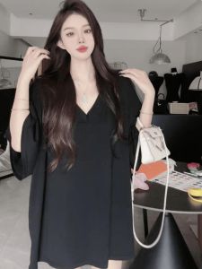 Women's Short-Sleeved T-shirt with V-neck Shoulder for Plump Girls