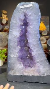 amethyst geode crystal cave 🇲🇾ready stock jn malaysia🔮天然紫晶洞 火形 蓝白玛瑙边 紫晶透亮 带有颗粒钛晶体👍 (如需定制实木底座需另加RM60)  高(Height): 42.5cm 宽(Width): 27x15.5cm 洞深(Hole): 4.3cm 重(Weight): 19kg