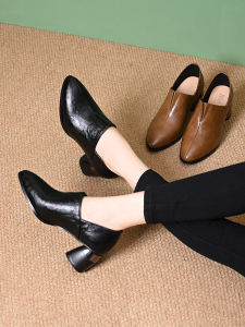 รองเท้าส้นเตี้ยหนังนิ่มสีน้ำตาลสำหรับผู้หญิง ทรงหัวแหลม ส้นสูง รองเท้าแฟชั่นฤดูใบไม้ร่วง/ฤดูใบไม้ผลิ รองเท้าส้นเตี้ยแบบสวมสบาย