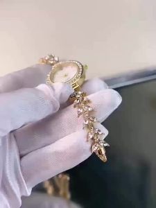 อินฟลูเอนเซอร์ออนไลน์สาวๆเต็มรูปแบบใหม่นาฬิกาผู้หญิงพลอยเทียมหรูหรานางเงือกสายขี้เกียจแฟชั่นเรียบง่ายกำไลนาฬิกาผู้หญิงเจ้าอารมณ์