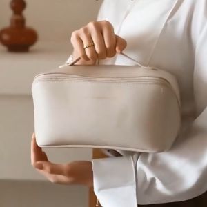 LHMoonlight แบบใหม่พร้อมส่ง กระเป๋าใส่เครื่องสำอางแบบหนังPU อเนกประสงค์ ตรงแบบที่ใจตามหา จัดระเบียบ เปิดออกมาคือแต่งหน้าได้เลย ราคาถูก รีบมาจับจองกันนะ