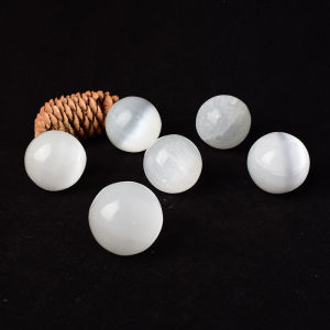 หินเซเลไนต์คริสตัลธรรมชาติขนาด4ซม. หินบำบัดหินลูกขัดเรกิของตกแต่งบ้านลูกบอลพลังงานอัญมณีการทำสมาธิ