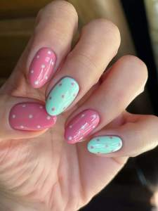 10 Pieces of Short Oval-Shaped Press-On Nails Medium Length in Pink and Mint Color Scheme with Hand-Painted Polka Dot Patterns Fresh Korean Style Perfect for Girls Summer Outings and Everyday Energetic Looks Comes with Jelly Glue and Nail File