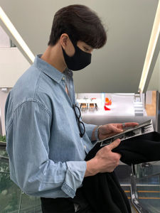 Light Blue Long Sleeve Jeans Shirt Mens Casual Loose Thin Style Spring Fashion Youth Pop Sharp Point Collar Solid Color