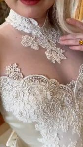 Gaun Pesta Satin Lengan Panjang dengan Leher Tinggi & Rincian Brokat Bunga