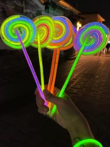 Non-toxic Glowing Stick Childrens Wristband for Kindergarten Fire Pit Party Concert Fluorescent Stick Lollipop Magic Performance
