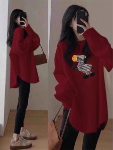 เสื้อยืดสีแดงสำหรับผู้หญิงในช่วงฤดูหนาว เสื้อเชิ้ตทรงหลวมยาวปานกลาง ดีไซน์เรียบง่าย สไตล์การเดินทาง เสื้อผ้าทำงาน