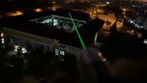 Đèn pin lazer 303 Cao Cấp gồm pin 4800mah sạc và khóa - Bút trình chiếu - Combo đèn chiếu tia lazer 303 (đèn + sạc + pin 4800mAh) - bút lazer tia sáng xanh