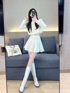 ชุดแฟชั่นฤดูใบไม้ร่วง ชุดกระโปรงจีบทรงเอ ชุดสองชิ้น ชุดหวานๆ สำหรับสาวๆ วัย 25-35 ปี แขนยาว คอตั้ง กระดุม