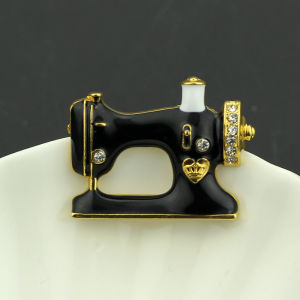 Fashion Vintage Charm Men Punk Sewing Machine Badge Brooch Lapel Pin Shirt Suit Collar Jewelry Gift Summer Wear Nice Gift