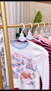 ไม้แขวนเสื้ออเนกประสงค์ พับเก็บได้ แขวนเสื้อผ้าเรียบร้อย ไม่ทิ้งรอย ใช้ได้ทั้งในบ้านและเวลาเดินทาง N13