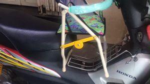 Ghế ngồi xe máy an toàn cho bé xếp gọn được và pas bắt vào baga xe