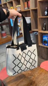 กระเป๋าถือผ้าไหมพรม ความจุขนาดใหญ่ 2025 กระเป๋าสะพายไหล่ใหม่ ทันสมัย ใช้งานได้หลากหลายและสะดวกสบาย ถักสไตล์เกาหลี