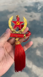 Khánh cờ Đảng treo gương chiếu hậu xe ô tô mang đến may mắn bình an trong mỗi chuyến đi