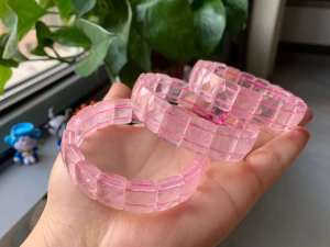 Pure natural powder crystal bracelet with bright colors. Wearing it can effectively enhance ones complexion.