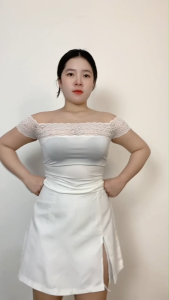 ชุดเซ็ตน่ารัก เสื้อเปิดไหล่แขนลูกไม้ + กระโปรงเปิดขา สไตล์เรียบหรู