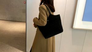 READY STOCK💓Fashion Large Capacity Tote Bag Warm Plaid Shoulder Bags Winter Underarm Bags Puffy Handbag Women Lightweight Large Capac