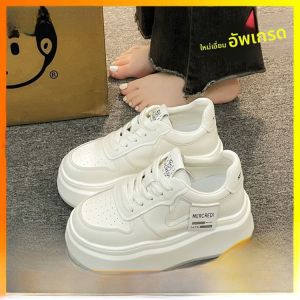 รองเท้าผ้าใบสีขาวสำหรับผู้หญิงในช่วงฤดูร้อนปี 2024 ดีไซน์ที่ไม่ซ้ำใคร ทรงหัวมน ส้นกลาง พื้นยาง รองเท้าลำลอง แฟชั่น