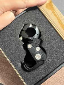 Móc biker  gắn sở ghi đông trần.