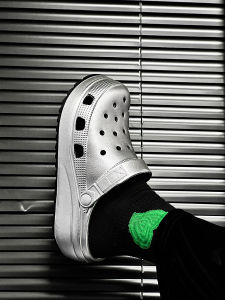 รองเท้าแตะส้นหนาสีดำและเงิน SLEEWELL Y2K รองเท้าแตะสวมใส่สบายสำหรับกลางแจ้งในช่วงฤดูร้อน รองเท้าแตะแบบสวมหัวสำหรับคู่รัก