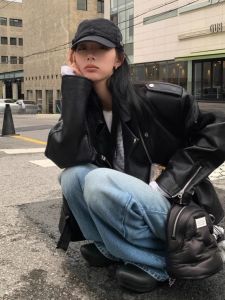 แจ็คเก็ตหนังสีดำสไตล์ย้อนยุคสำหรับผู้หญิง ฤดูใบไม้ผลิ 2025 สไตล์เกาหลี ทรงหลวม แขนสั้น ดีไซน์เก๋ไก๋ แจ็คเก็ตมอเตอร์ไซค์