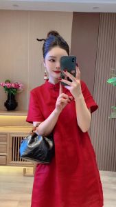 ชุดเดรสยาวคอตั้งแขนยาวปิดด้วยกระดุมสไตล์ใหม่ของชาติ ดีไซน์เก๋ไก๋ กระโปรงทรงเอเข้ารูปสำหรับผู้หญิงในฤดูร้อนปี 2024