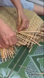 Túi cỏ bàng nhà làm Túi cỏ bàng thân thiện môi trường Được đan từ những sợi cỏ bàng thiên nhiên qua chọn lọc thanh mảnh và đều màu.