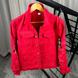 แจ็คเก็ตยีนส์ทรงสลิมฟิตสีแดงพร้อมกระเป๋าข้าง แจ็คเก็ตยีนส์ทรงหลวมๆ สไตล์ผู้ชาย แขนยาว ปกเสื้อคอกลม ทรงหลวมๆ สำหรับใส่ในฤดูใบไม้ผลิและฤดูใบไม้ร่วง