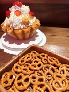 Danfu Boerli Marquis German Style Soda Bread Knot No Sugar Cookies Butterfly Knot Cake Decoration Salty Meal Replacement Snacks