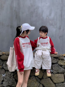 เสื้อสเวตเตอร์คอกลมแขนยาวลายการ์ตูนผ้าฝ้ายผสมโพลีเอสเตอร์สีแดง ชุดกันหนาวแบบลำลองสำหรับครอบครัว ชุดเด็ก 3 ชิ้น 4 ชิ้น