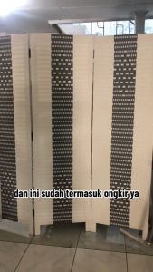 Sketsel Anyaman Plastik Rotan: Pembatas Ruang Tamu & Kantor