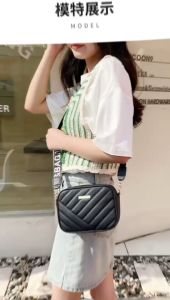QV SHOP รูปแบบพร้อมสต็อกแถบลูกกลิ้งกระเป๋ากล้องกระเป๋าสุภาพสตรีเพชรกระเป๋าสะพายข้างหญิงสไตล์ใหม่กระเป๋าเก็บไหล่กระเป๋าโทรศัพท์มือถือ